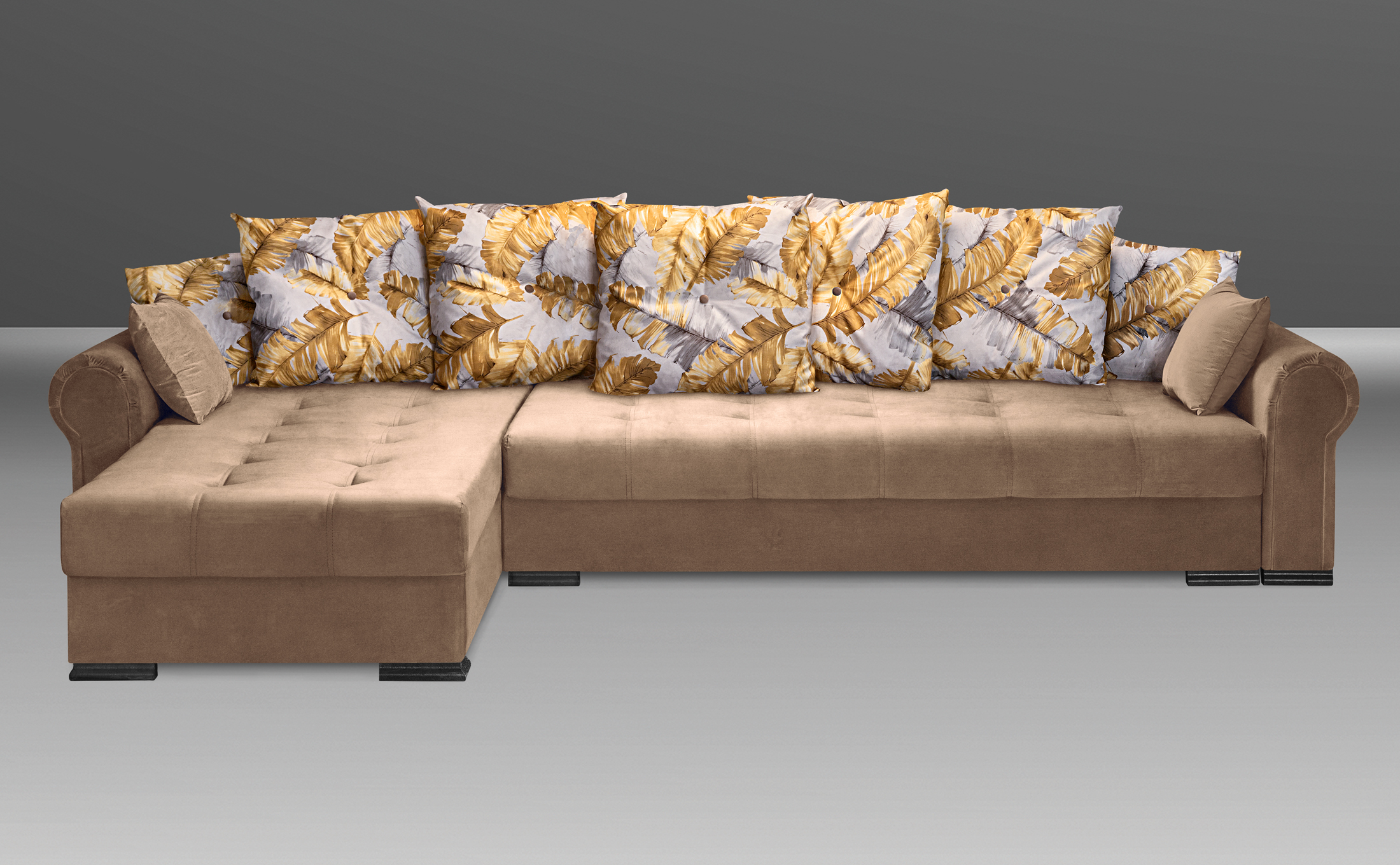Сиреневый диван с желтыми подушками