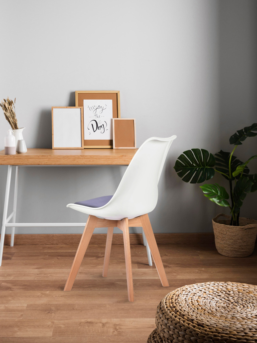 Современный стул с пластиковым сиденьем