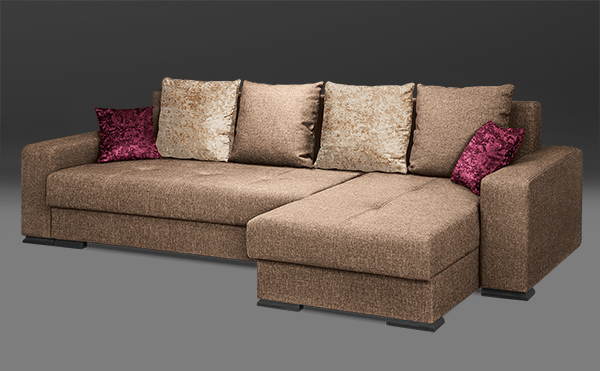 Серый диван с цветными подушками